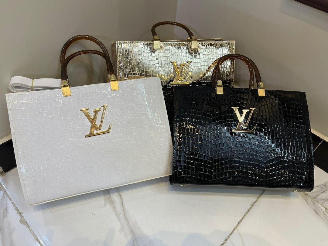 White Luxurious Tote Bag with Detachable Strap & Zipper Pocket