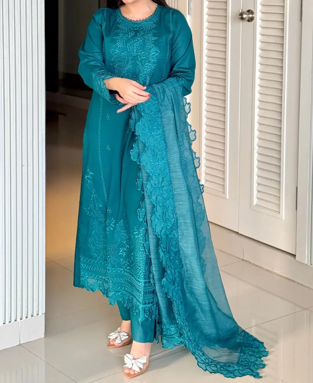 Stunning 3 Pcs Women's Stitched Embroidered Suit